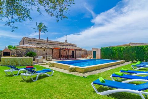 Belle propriété avec piscine privée à Villafranca de Bonany, idéale pour 8 personnes. Profitez d'un été inoubliable à Majorque dans ce domaine du XIXe siècle ! L'extérieur bien entretenu comprend une piscine privée au chlore de 5 x 10 mètres avec une...