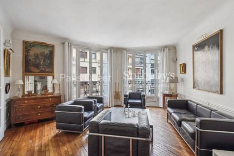 Paris 16th - Village d'Auteuil In a recently refurbished 1930s stone building of very good quality, we propose to you a beautiful 146 sq.m. family apartment on the 2nd floor with an elevator. This property offers an entrance gallery leading to a trip...