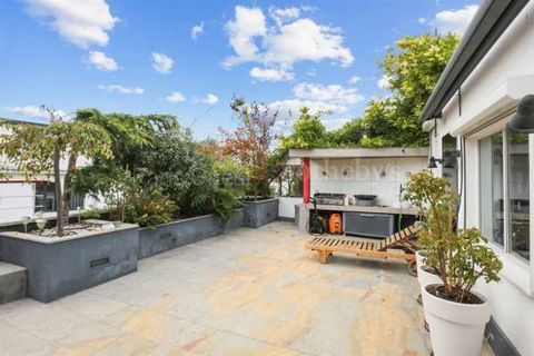 Boulogne Nord - Parc des Princes Private mansion of approximately 380 sq.m, available for sale, with garden and terrace. Two entrances, one of which can be independent allowing the rental of two studios located on the ground floor and garden level. I...