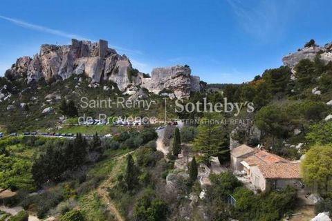 Rare location and exceptional view for this property located in one of the most emblematic places of Provence and the Alpilles. It offers approximately 260m2 including a living room with fireplace, a large living room, a fitted kitchen, 5 bedrooms wi...