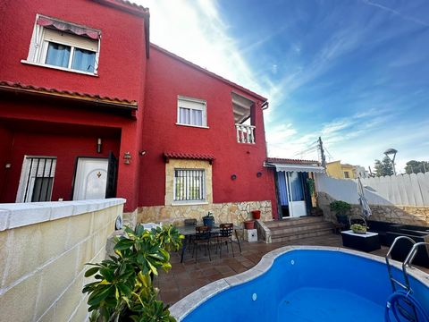 Beautiful semi-detached house in Plademar (Cunit) ready to move into and with all kinds of amenities. The house is distributed over two floors, on the first floor we have a distributor, living room with fireplace of about 34m² from which we access a ...