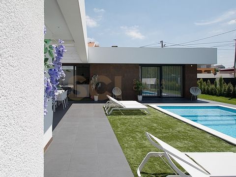 Venez découvrir la véritable essence du luxe dans cette superbe villa de 4+1 chambres, située dans l'exclusive Quinta das Chinelinhas, à Fernão Ferro. Avec une superficie impressionnante de 1 369 m2, cette propriété est un véritable havre d'élégance ...
