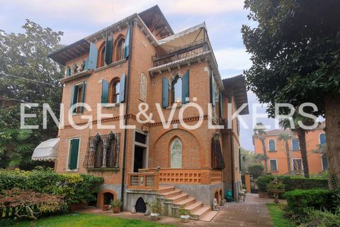 We reach our property in a position very close to the beaches of the Lido, along the Gran Viale: it is a prestigious villa in neo-Gothic style that has been totally renovated, most recently in 2016. The renovation has maintained its period character ...