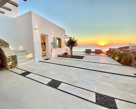 Superbe villa à vendre à Syros. Cette villa est l’essence du luxe absolu et du luxe. Dans un complexe magnifique et isolé avec la plage privée menant aux escaliers, à quelques minutes de Galissas, la villa blanchie à la chaux bénéficie d’une vue parf...