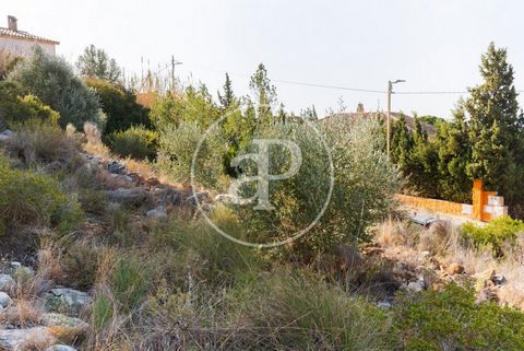 Aproperties is pleased to present this exceptional urban plot, which covers an area of 1021m2 according to cadastre. Located in a secure urbanization, just 25 minutes from Valencia and with excellent connectivity, this property offers a unique opport...