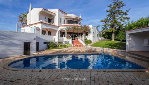 This fantastic opportunity is located on the periphery of Albufeira, in a peaceful area less than 2 kilometres from the sea, in harmony with the natural beauty that surrounds it. This villa comprises a total of 4 bedrooms, a swimming pool , a tennis ...