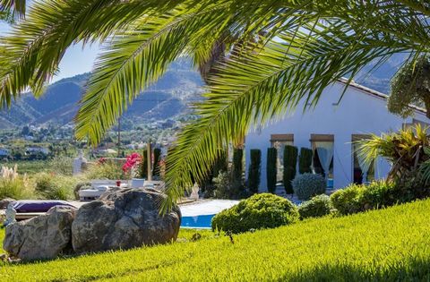 A spectacular rural estate with a tourist rental license located in Álora with a tourist rental license, which generates revenues of around €50,000 per year in tourist activity. It comprises three houses and numerous outdoor spaces for leisure and re...