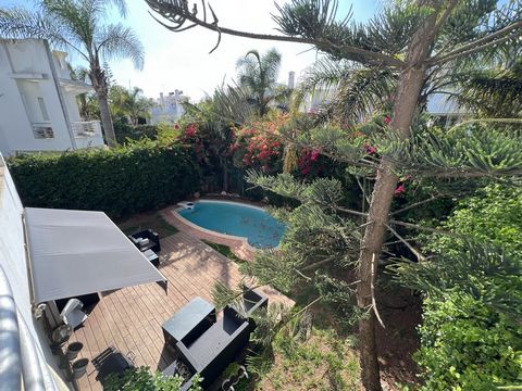 Nous vous proposons cette superbe villa jumelée située au sein de la résidence sécurisée et exclusive de la Colline, nichée dans la vibrante ville de Casablanca, au Maroc. Cette propriété exceptionnelle est idéalement située près du prestigieux Moroc...