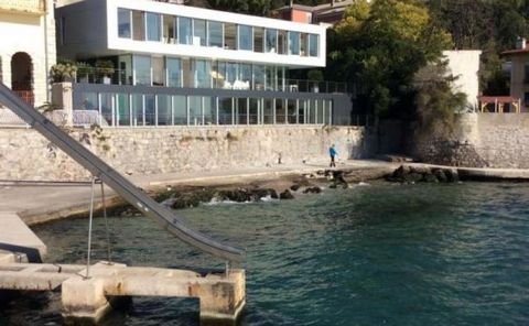 Superbe villa en PREMIÈRE LIGNE de mer dans la banlieue de Rijeka ! Lieu d'élite, à côté du parking du yacht, où vous pouvez garder le yacht. En même temps, il n'y a pas d'hôtels et de nombreux touristes, ce qui garantit la paix et l'intimité. A deux...