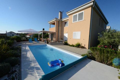 Neue Villa mit einem Schwimmbad in dem berühmten touristischen Ort Petrčane in der Nähe von Zadar! Die Fläche der Villa beträgt 392 m2.   Die Villa bietet zwei Ebenen: Die untere Etage besteht aus zwei Schlafzimmern mit Bädern, einem Gäste-WC, einem ...