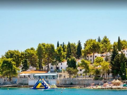 Seafront hotel on Korcula with remarkable sea views! Hotel consists of three buildings of total surface 1090 sq.m. and land plot of 1500 s.q.m.. PRICE,total: 1 980 000 € Price of Part 1 – 484,99 m2: 1 050 000 € Price of Part 2 – 177.2 m2: 400 000 € P...