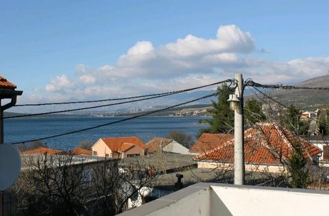 Ein wunderschönes Haus mit Meerblick, 75 Meter vom kristallklaren Meer und dem Strand in Gonji Karin (Obrovac) in der Gespanschaft Zadar entfernt. Es profitiert von einem herrlichen Meerblick! Dieser kleine Ort liegt 30 Autominuten von Zadar entfernt...
