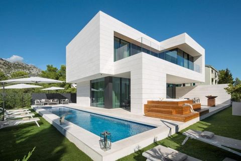 Diese hochmoderne 5*****-Villa in Starigrad-Paklenica wurde 2020-2021 fertiggestellt und liegt nur 100 Meter vom Strand entfernt! Es bietet luxuriöse Unterkünfte mit Klimaanlage, einem privaten Pool und einer Terrasse mit Gartenblick. Die Villa von 2...