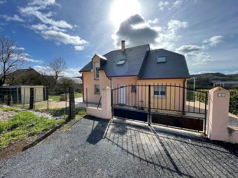 In a dead end, located in Lapanouse at the gate of Severac le chateau and Palanges, house from 2008, of 114m² on a plot of 625m², composed of 4 bedrooms as well as a large office, with very low energy consumption, this house offers all the necessary ...