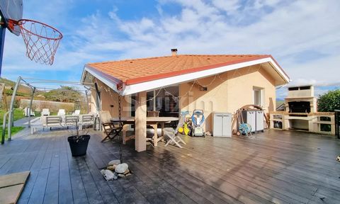 Ref 1822GR: About ten minutes from the customs of Vallard and Veyrier, this location at the foot of Salève offers a natural setting and superb panoramas of the mountains and the surrounding greenery. At the bottom of a residential cul-de-sac in the w...