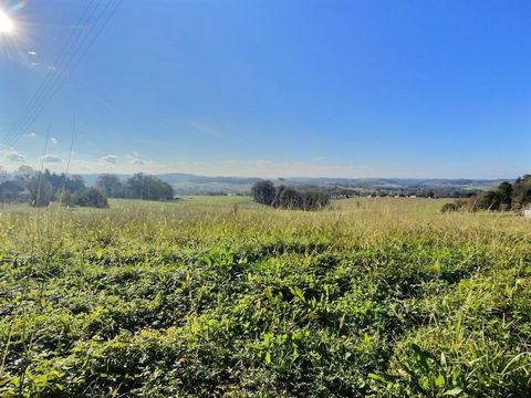 Magnificent land of 2000 m² Are you looking for land in Orthez to build the house of your dreams? Look no further, we have what you need! Discover our exceptional offer of building land, located in a quiet and green residential area, just 5 minutes f...