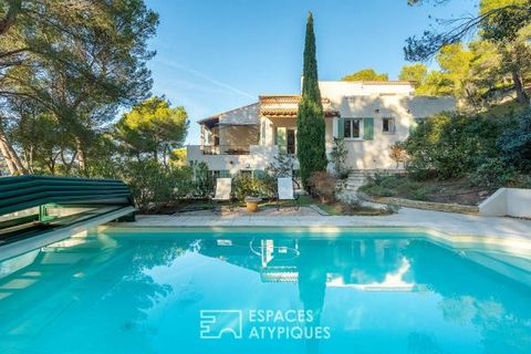 Nestled on the heights of the village of Velaux, this Provençal house offers a surface area of m2 on a plot of 2000m2 Built in the traditional style of Provençal houses from the eighties, this property is set in the heart of a natural garden decorate...