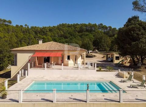 In Châteauvert, for nature lovers, superb property with approx. 230 m² of living space comprising a 200 m² main house and a 30 m² 2-bedroom flat. Set in grounds of around 2.5 hectares. The main house features a bright living room with sliding doors, ...