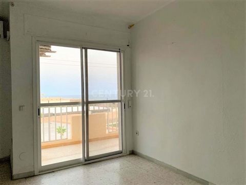 If you want to live in front of the sea, in a quiet, beautiful town, with unique beaches and with all the services, I have your new home. Apartment with 3 bedrooms, bathroom, kitchen with pantry and living room with a large balcony and spectacular vi...