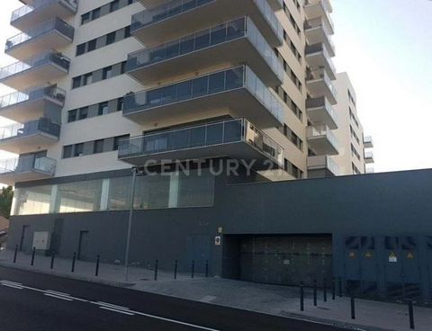 Vous cherchez une place de parking à Sant Joan Despí? Nous présentons un total de 35 places de parking situées sur la Calle Extremadura, à côté du Parc de la Fontsanta. Nous avons des parkings de 10 m², le plus petit jusqu'à 19 m². Avec une variété d...