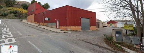 Want to buy industrial building in Alcoy? Excellent opportunity to acquire in property this industrial building with an area of 628,31m² located in the town of Alcoy, province of Alicante. The property is integrated within a set of attached warehouse...