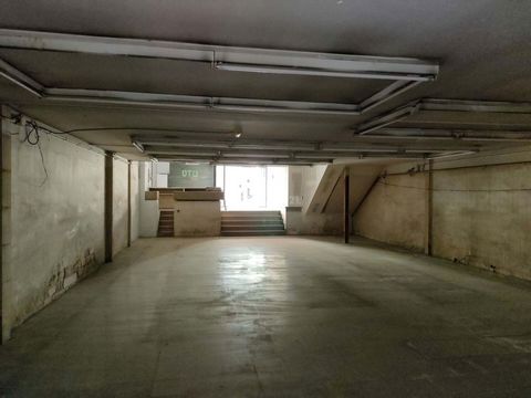 Premises for sale in Calle Calvari Nº 32 Ripollet (Barcelona)265m2 commercial premises located in Ripollet, province of Barcelona. The premises are made up of a ground floor of 150m2, a loft of 63m2 connected by an internal staircase with an office a...