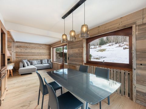 Garden level appartment located in the Rochebrune area with a surface area of 89.14 m2 located less than five minutes from the ski lifts. This property offers many advantages, a ski in ski out, a private terrace and a south and west facing garden. Cu...