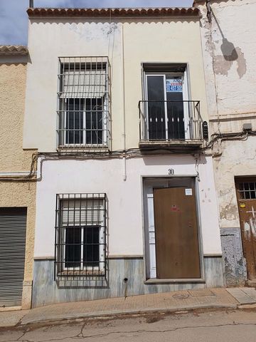 Excelente oportunidade! Para propriedade própria Localizado na cidade de Berja, província de Almería, moradia residencial mesmo em frente ao famoso 'FUENTE TORO' com uma área de 110 m² bem distribuídos em 6 quartos e 2 casas de banho, sala, pátio e t...