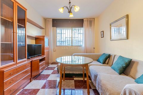 We offer for sale a good opportunity to acquire a flat in Salobrena surrounded by all kinds of services and shops just 5 minutes walk from the beach. It is a corner ground floor apartment with 95 built meters of which 79 square meters are useful. Wit...