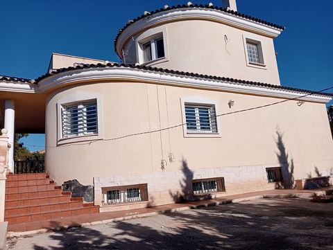 Découvrez votre nouvelle maison à Mutxamel ! Nous vous présentons une opportunité exceptionnelle de posséder une spacieuse maison individuelle dans la ville pittoresque de Mutxamel, dans la province d'Alicante. Avec une surface habitable de 310 m² ré...