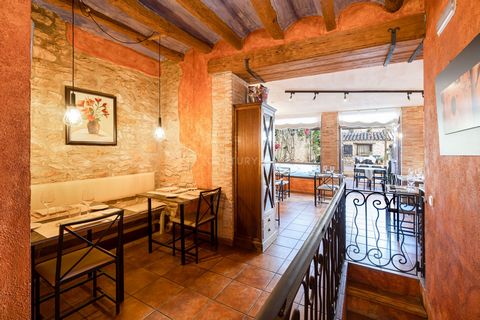 El restaurante que te presentamos es un negocio en pleno funcionamiento, con unas instalaciones en perfecto estado en un edificio de estilo rústico con mucho encanto y una ubicación ideal, en la calle principal de la Riera de Gaià, la calle Sant Joan...