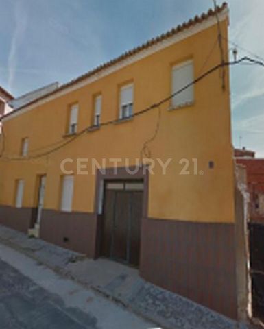 Casa independiente en venta de 4 habitaciones con una superficie de 194 m² bien distribuidos en 4 habitaciones y 2 cuartos de baño ubicada en la localidad de Madridejos, provincia de Toledo.