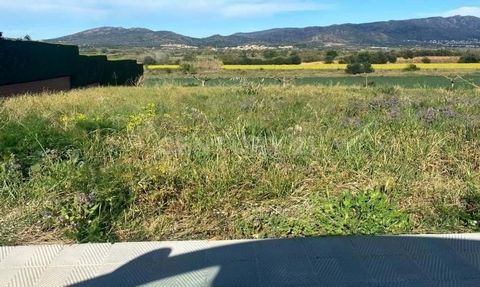 Land facing northeast with a slight slope, it has 615 m2 and is located in the town of Vilanova de la Muga (Pedret i Marzà) in the urbanization called Salats. As a construction idea, at street level we find a 44.05 m2 garage where two cars and a moto...