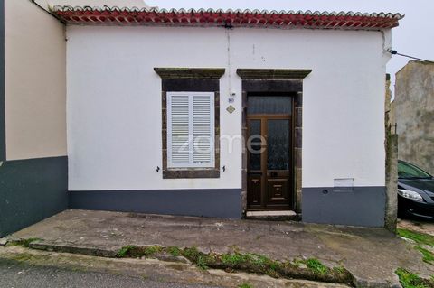 Identificação do imóvel: ZMPT565611 In need of refurbishment, this house comprises 1 floor and an attic conversion, offering interesting opportunities for expansion or renovation of this area, as it can be converted into an additional bedroom. It als...