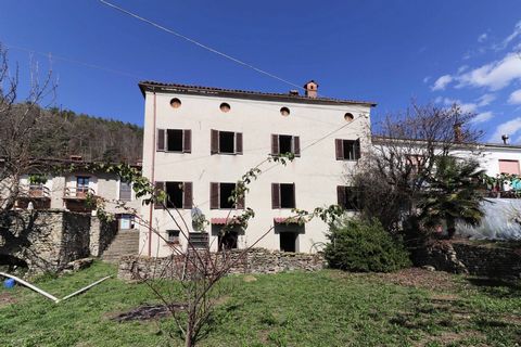 We offer in Somano in the Langhe in Borgata Garombo, a rustic house on 3 levels with a large garden. On the ground floor it will be possible to renovate the existing rooms consisting of a kitchen, a bathroom, a living room, a dining room and a bedroo...
