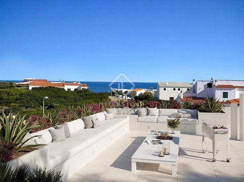 Lucas Fox presenta esta estupenda villa contemporánea y minimalista distribuida en una planta baja de 140 m² construidos sobre una parcela de 490 m². La vivienda se sitúa a pocos minutos a pie de la preciosa playa de Arenal d'en Castell, en la urbani...