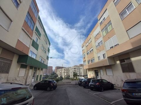 The apartment is a property of 3 rooms located in the area of Caniços, near the center of Póvoa de Santa Iria. It is situated on the 1st floor of a building without elevator, in an organized condominium with good neighborhood. Upon entering the prope...