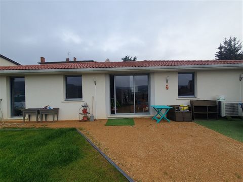 Near village: Quiet, independent single-storey house of 90 m2 with garage. Built in 2021, it is in very good condition and has a fitted kitchen open to the living room which opens onto the south-facing terrace and garden, 3 bedrooms, a large bathroom...