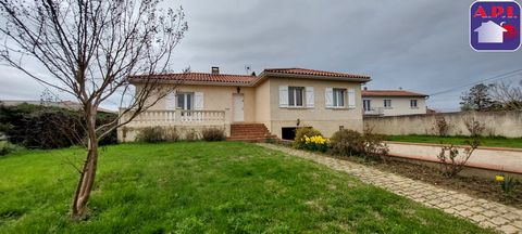 HOUSE WITH POOL! Favorite, located in a popular residential area in the town of Saubens, come and discover this charming T4 house from the 80s of approximately 100 m². It is composed of a bright living room with fireplace, a separate and fitted kitch...