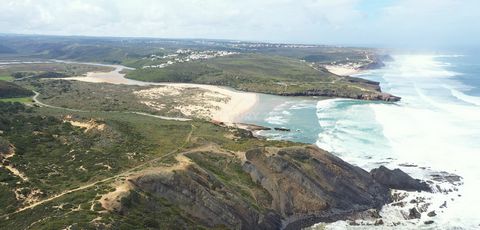 Välkommen till denna charmiga lägenhet med 2 sovrum belägen i den fantastiska byn Aljezur, i hjärtat av sydvästra Alentejo och Vicentine Coast Natural Park. Denna mysiga lägenhet erbjuder den perfekta balansen mellan komfort, natur och autentisk Alga...