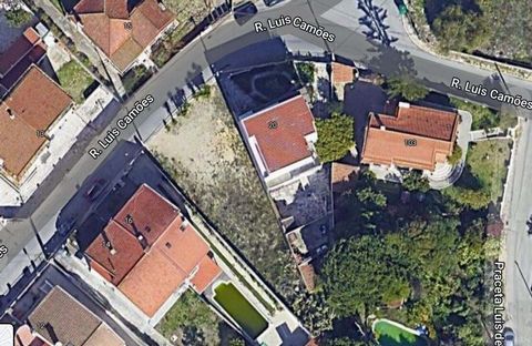 In the Botequim area, in Charneca da Caparica, we find this plot of land measuring 425m2, for the construction of a semi-detached house. The authorized construction area is 255m2 (127.50m2 on the ground floor and another 127.50m2 on the upper floor),...