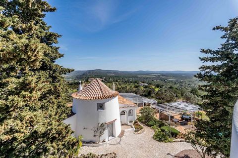 A perfect blend of the old Algarvian charm and modern comfort is what this property has to offer. Located in the countryside on top of a hill, it guarantees full privacy and the most amazing views you can wish for, including sea view. This property, ...