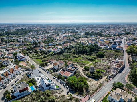 Propriété située dans la zone urbaine de Moradias da Charneca da Caparica, avec une superficie totale de 7 120 m2 de terrain et une surface de construction existante de 2 080 m2, pour récupération totale ou construction. Les plages de la Costa sont à...