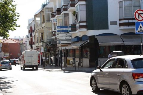 Privileged location on Rua José Relvas, in the center of Parede. This 304 m2 store consists of 5 commercial divisions, of which three are currently occupied and two are for rent. Of the spaces that are occupied, the following are in operation: a beau...