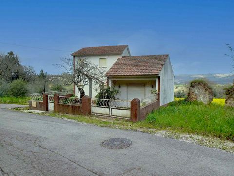 4 Bedroom House in Chao de Couce Pretty property situation just 6 minutes from Chao de Couce; the property is completely habitable, but modernisations need to be made to bring it up to modern standards. It has a pretty walled front garden with a stri...