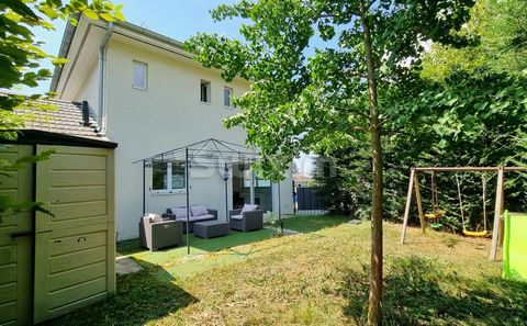 Ref 1799GR: At the foot of the Livron castle, this location benefits from quiet off-road conditions, nearby amenities and access to Geneva in 10 minutes from the motorway, CEVA station and customs at Vallard or Mon Idée . This 2012 townhouse of 107 m...