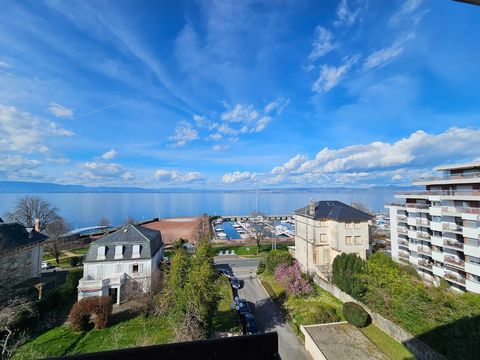 Exclusively at the BARNOUD EVIAN agency - Located in a condominium built in 1973, popular with elevator, at the foot of the quays of EVIAN LES BAINS. I invite you to come and discover this favorite apartment! On the 5th floor, which will seduce you w...