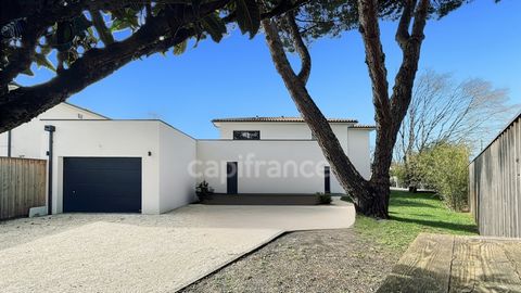 Dpt Gironde (33), à vendre SAINT MEDARD EN JALLES, Maison contemporaine de prestige - 220m² environ avec piscine