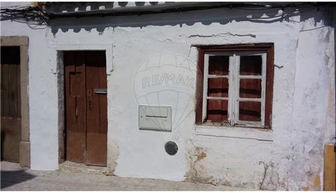 Single storey house with patio, in need of rehabilitation works, located in a very quiet area and with a lot of potential for own housing or investment. It is located a few kms from the Spanish border and access to the A23 motorway