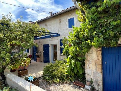 Magnificent stone Charentaise house, tastefully restored. Beautiful volumes for each room. This property also has a private courtyard garden with an old fashioned well and space to park teh car. There is absolutely no work to be done. All you have to...